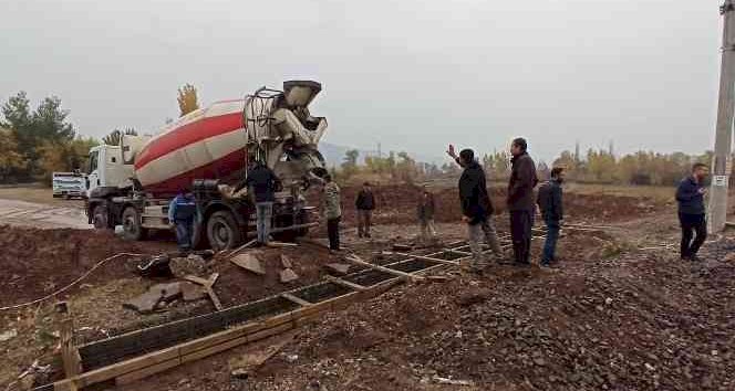 Mahalle sakinlerinden yol kapatma tepkisi