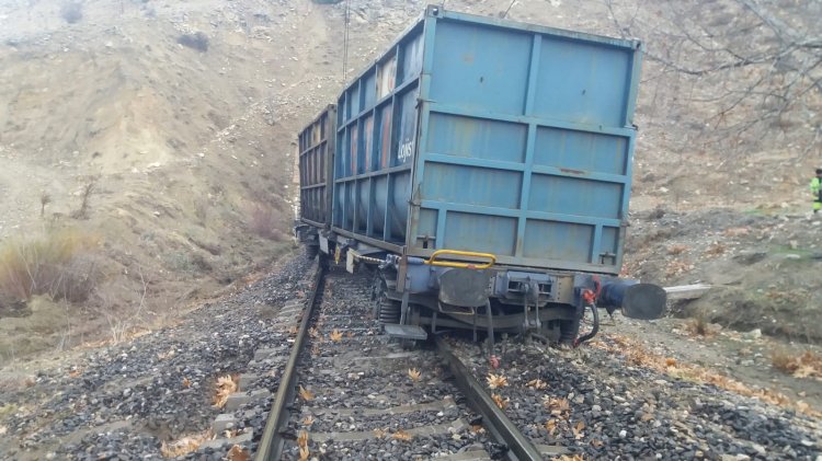 Gölbaşında yük treni raydan çıktı