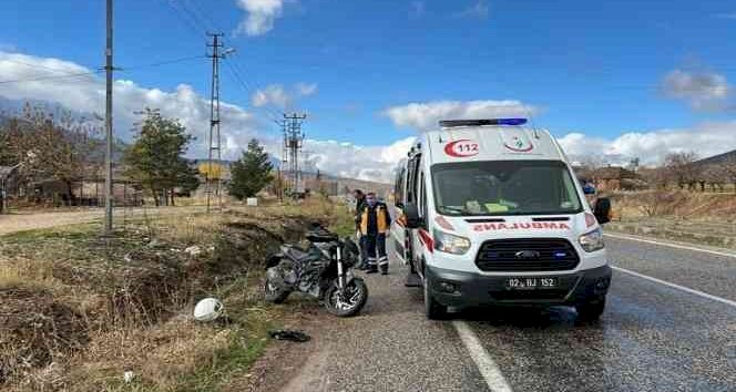 Yan yatan motosiklet sürücüsü yaralandı