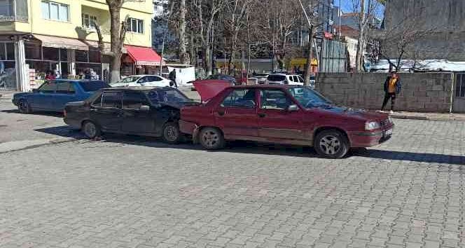 Gölbaşı'nda otomobiller çarpıştı