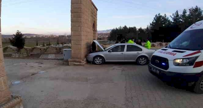 Duvara çarpan otomobildeki 2 kişi yaralandı