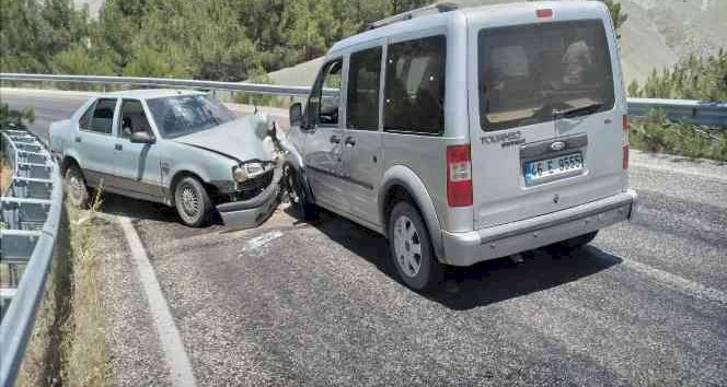 Otomobil ile hafif ticari araç kafa kafaya çarpıştı: 2 yaralı