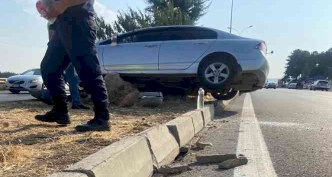 Otomobilin çarptığı elektrik direği başka bir otomobilin üzerine devrildi: 5 yaralı