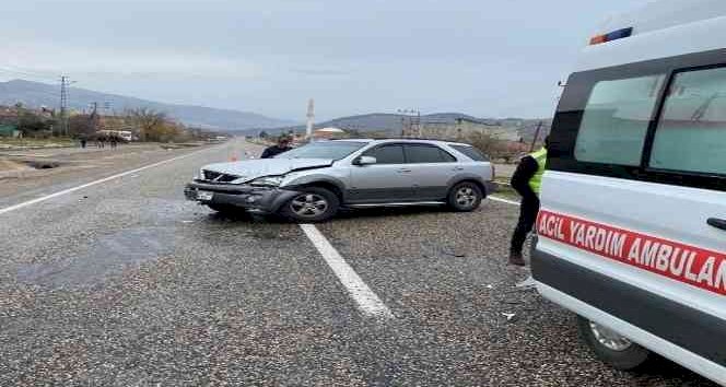 Otomobil refüje çarpıp karşı şeride geçti: 1 yaralı