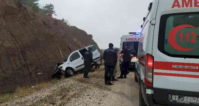 Hafif ticari araç şarampole devrildi: 3 yaralı