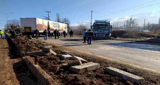 Makas kıran tır trafiği kilitledi