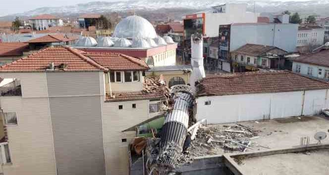 Cami minaresi apartmanı ikiye böldü