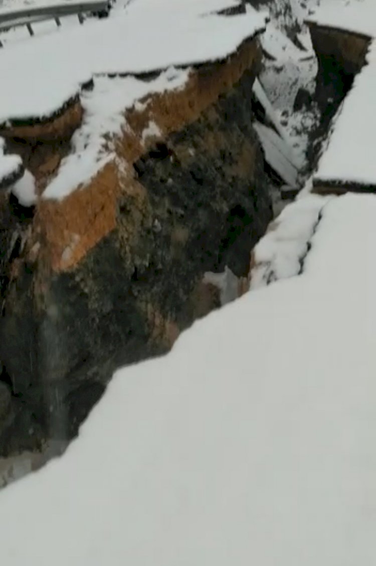 Deprem Yolda Dev Yarıklar Oluşturdu