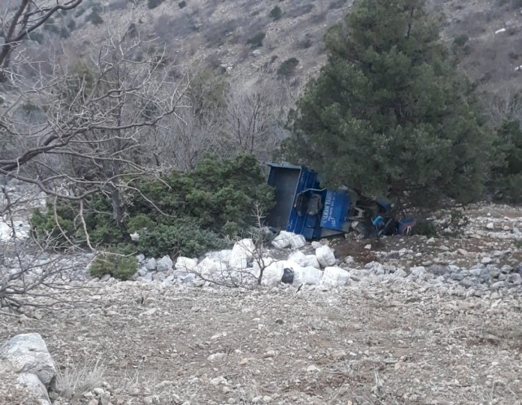 Depremzedelere un taşıyan  Pat pat motoru şarampole uçtu