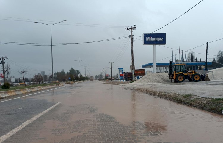 Depremin ardından yağmur vurdu