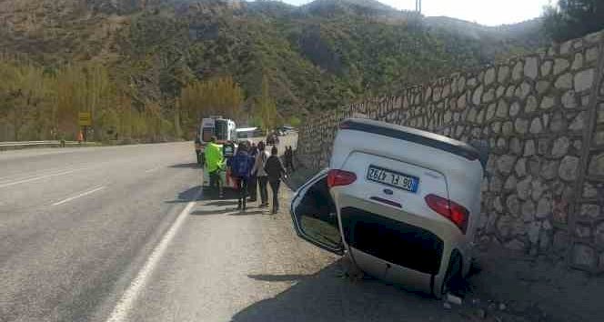 İstinat duvarına çarpan otomobil takla attı: 4 yaralı