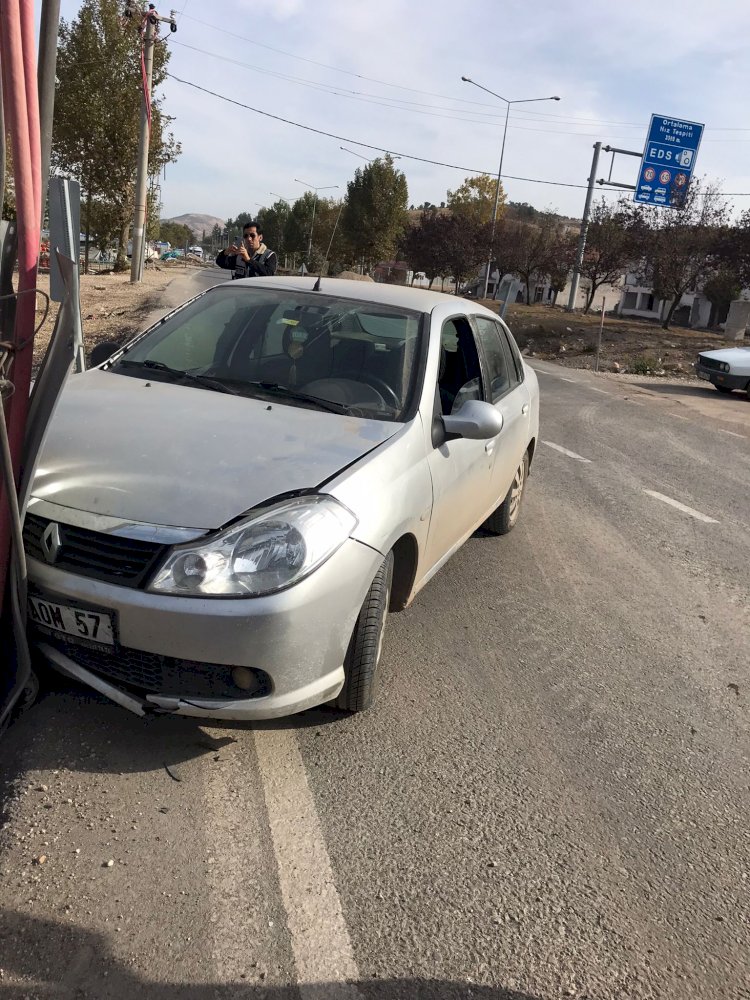 Gölbaşı’nda otomobil elektrik direğine çarptı