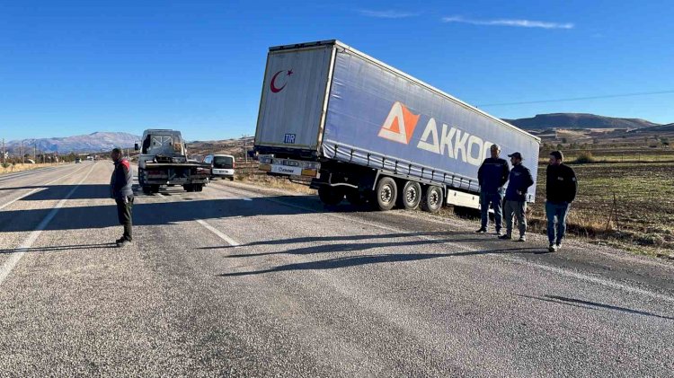 Gölbaşı’nda tır yoldan çıktı: 1 yaralı