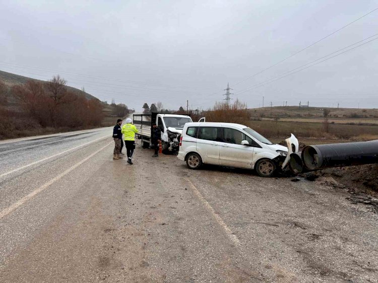 Kamyonet ile otomobil çarpıştı: 1 yaralı