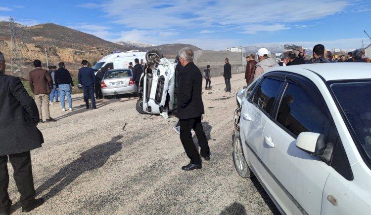 Adıyaman’da otomobil hafif ticari araçla çarpıştı: 5 yaralı