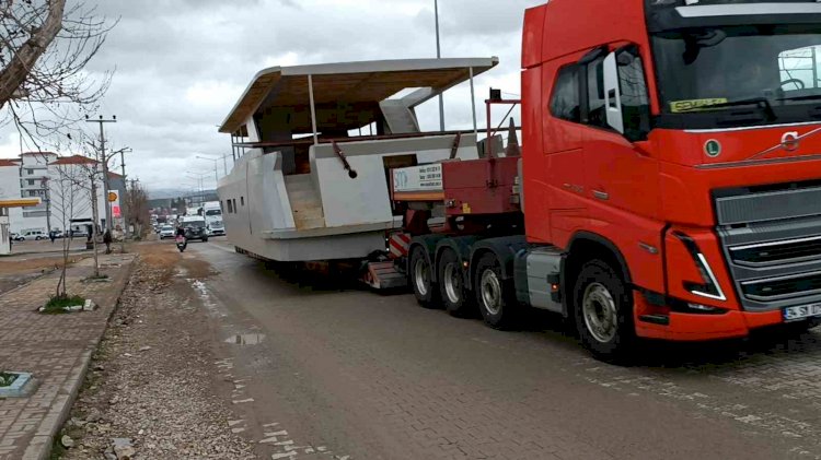 Kara yolundan geçirilen dev tekne, trafiği kilitledi