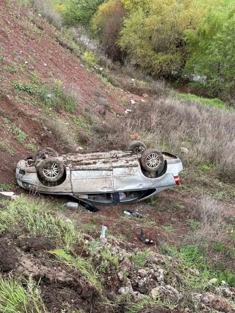 Adıyaman’da otomobil şarampole yuvarlandı: 2 yaralı