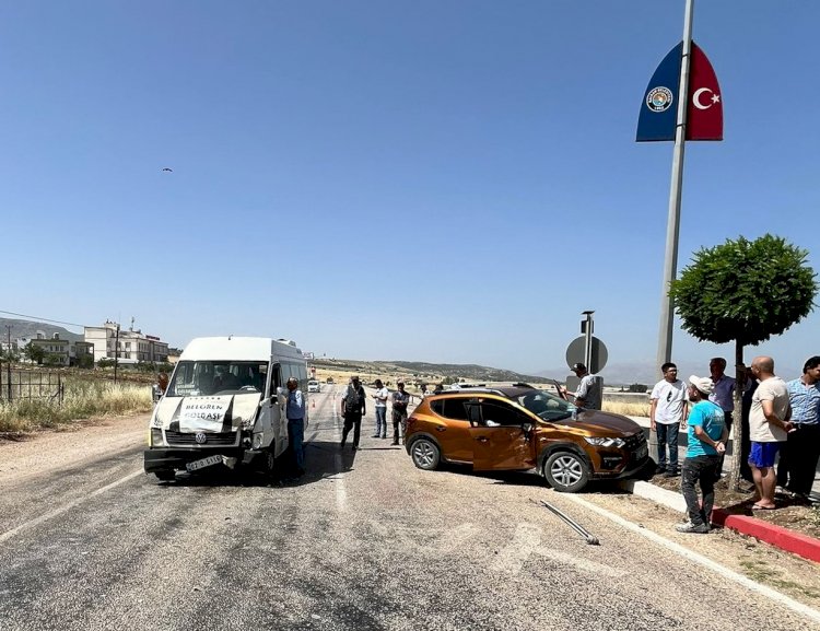 Gölbaşı ilçesinde otomobil ile minibüs çarpıştı: 3 yaralı