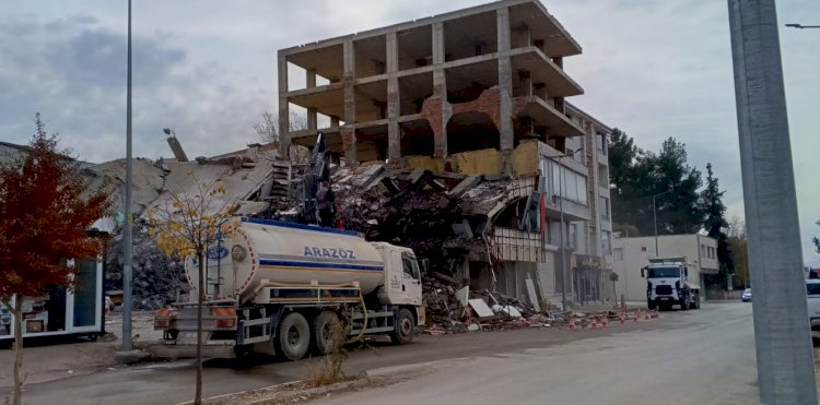 Gölbaşı’nda ağır hasarlı binaların yıkımı sürüyor