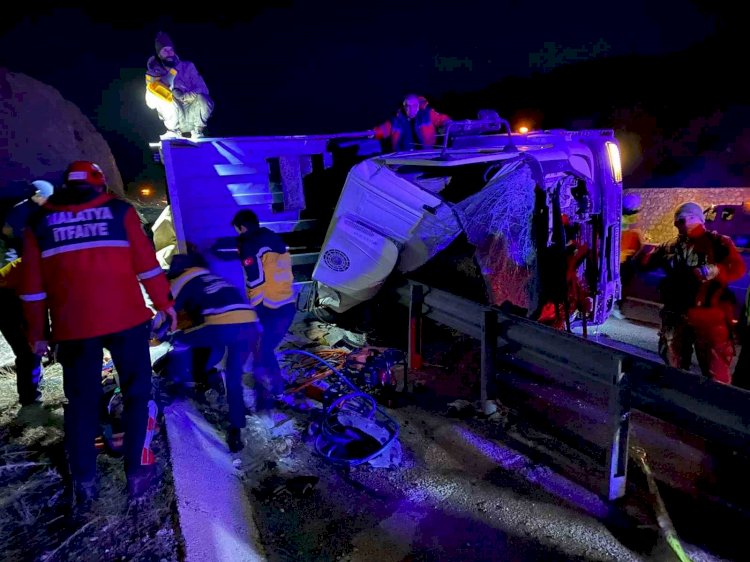 Malatya’da tır şarampole devrildi: 2 ölü, 1 yaralı